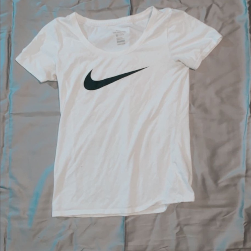 white nike dry-fit tee,